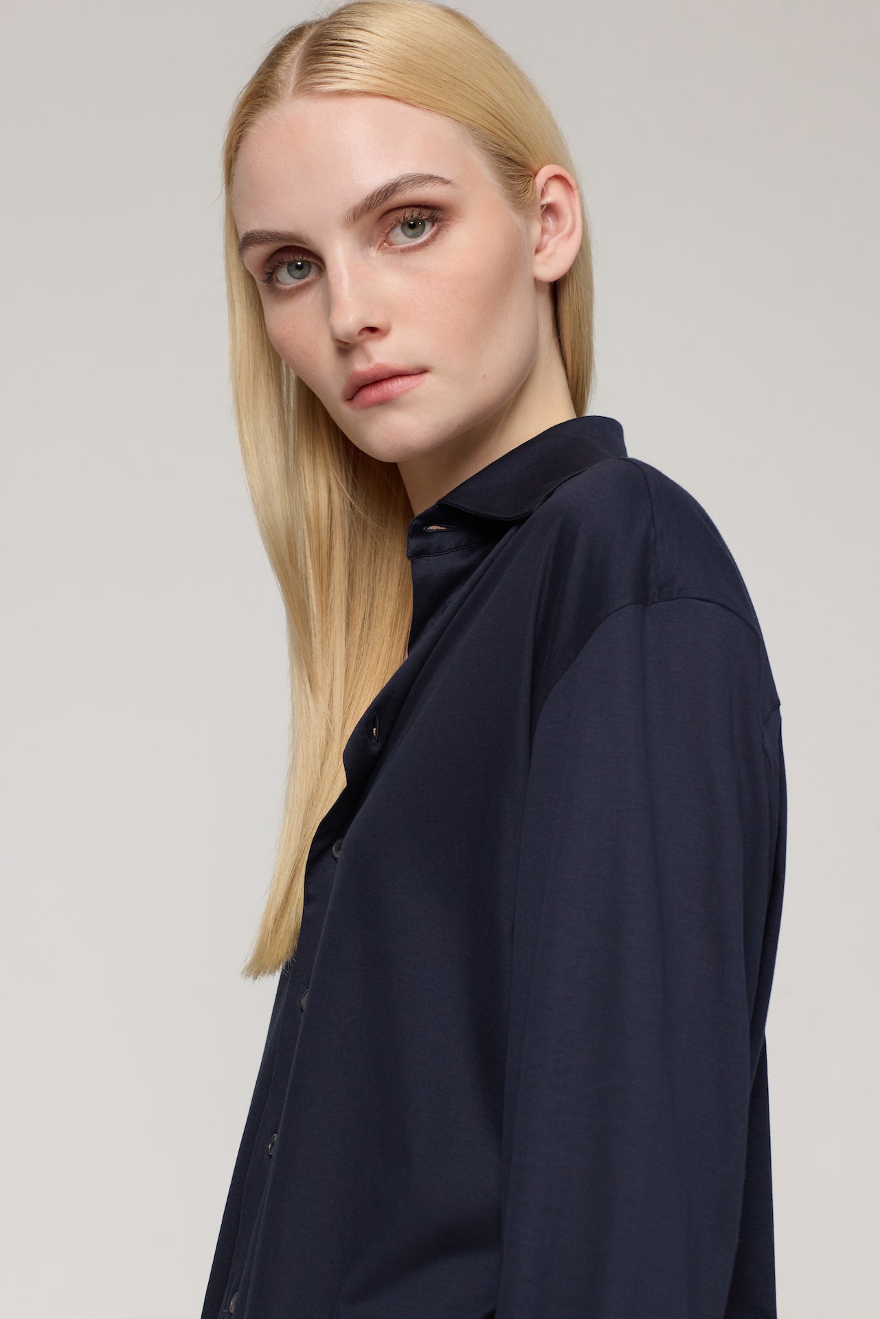 THE BOYFRIEND SHIRT IN JERSEY NAVY